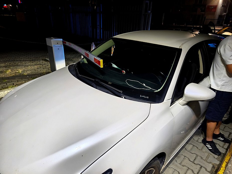 Jecha� Lexusem po alkoholu. Mia� ponad 2,5 promila i uszkodzi� szlaban