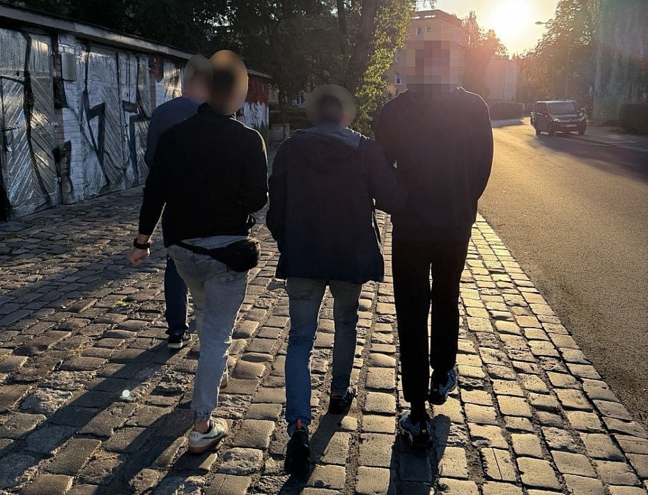 Dw�ch poszukiwanych zatrzymanych przez kryminalnych na warszawskiej Woli