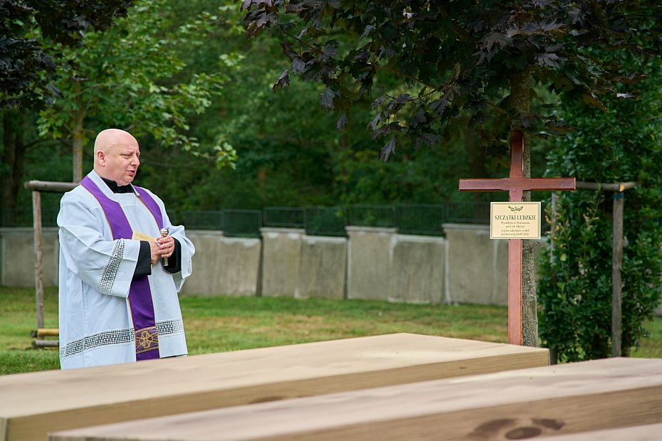 Szcz�tki pod chodnikiem na Okrzei. Archeolodzy odkryli dawny cmentarz