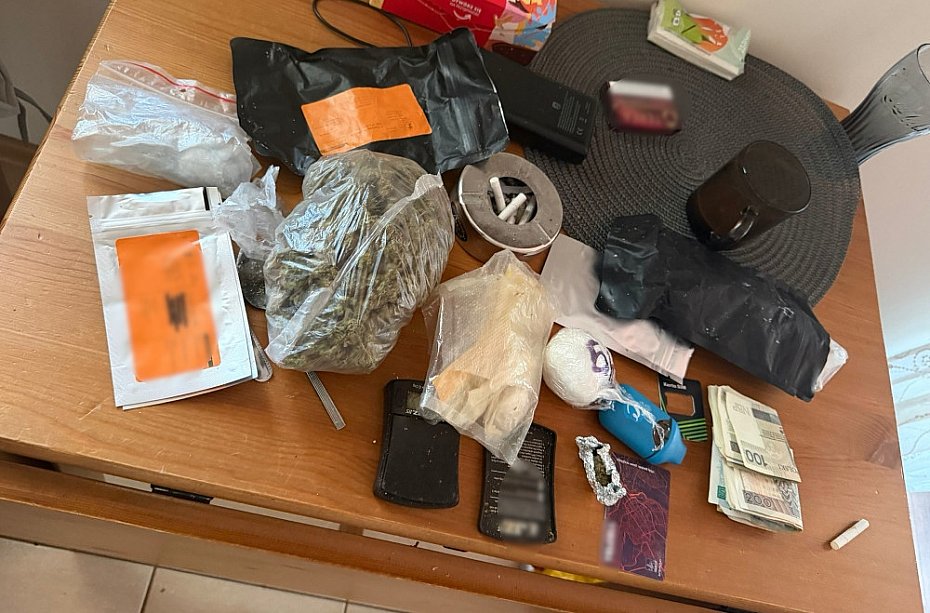 Narkotyki, got�wka i sprz�t do porcjowania. 30-latek trafi� do aresztu