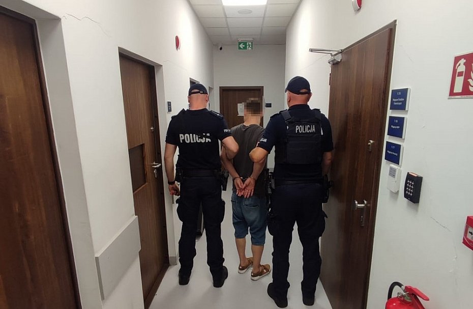 Uderza� samochodem w �awk�. Policjanci zatrzymali nietrze�wego kierowc�