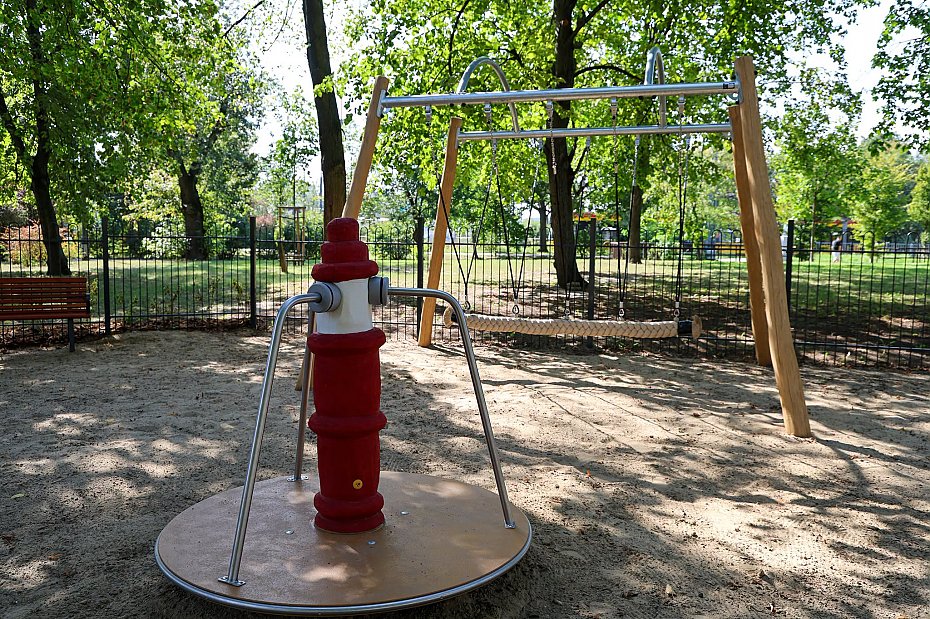 Plac zabaw w parku Kaskada ju� otwarty. To prawdziwa gratka dla ma�ych stra�ak�w