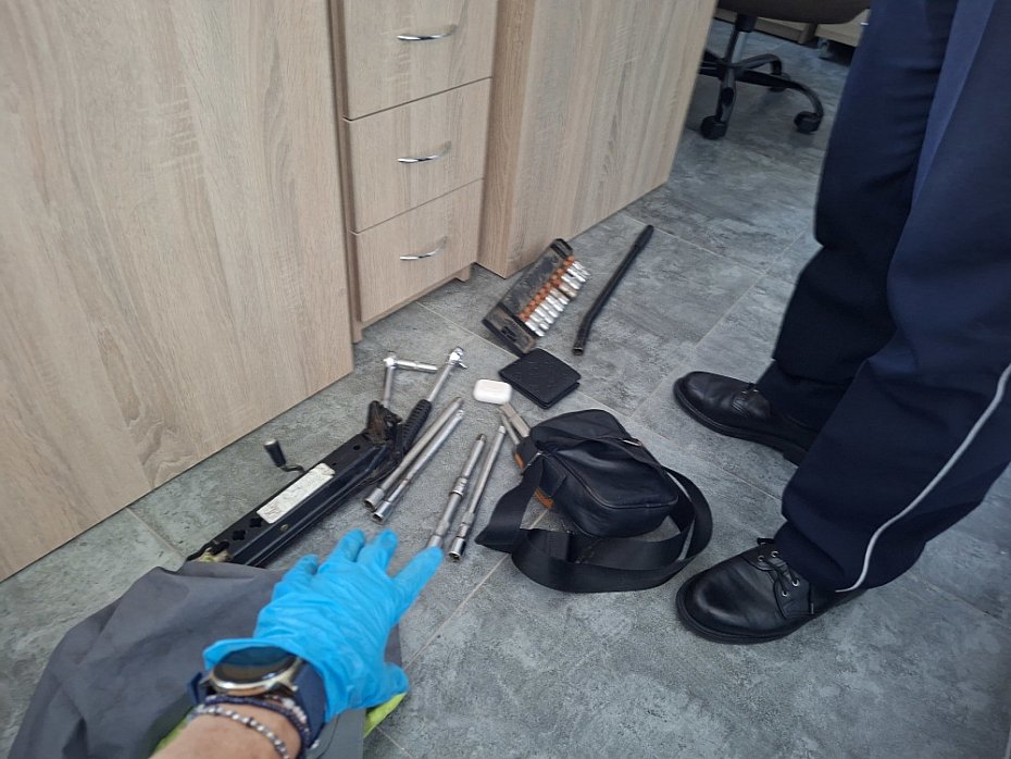 Chcieli ukra�� katalizator z Volkswagena. �wiadek wezwa� policj�