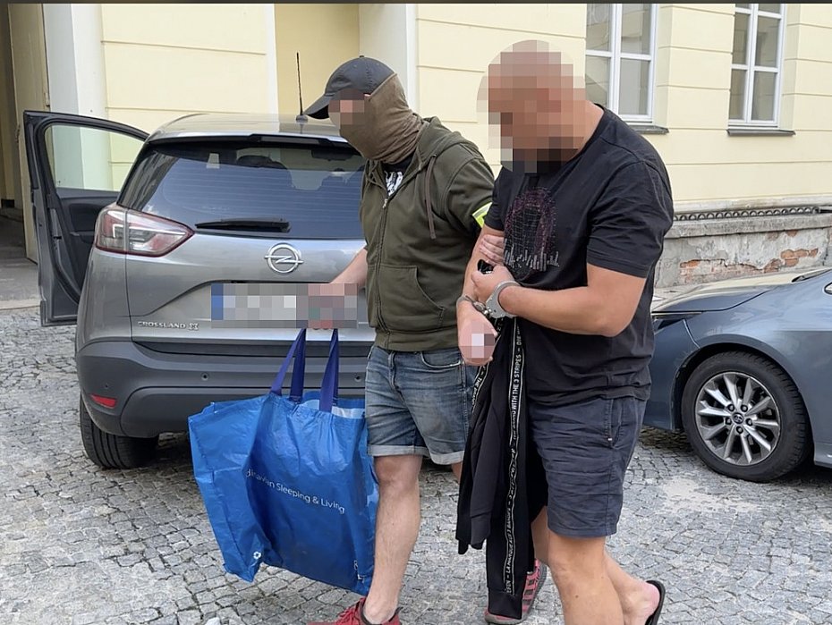 Narkotyki w mieszkaniu i mercedesie. Dw�ch m�czyzn aresztowanych