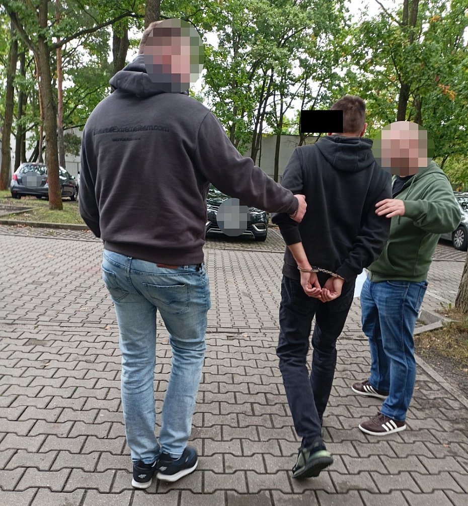 Nie otwiera� drzwi policjantom. Liczy�, �e w ko�cu odpuszcz�