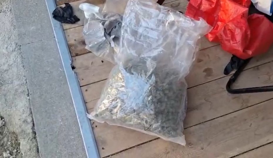 Blisko 1,2 kg narkotyk�w i 22-latek w areszcie. Kryminalni zabezpieczyli te� got�wk�