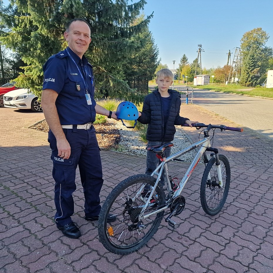 Policjanci rozdawali dzieciom kaski. Przypominali o bezpiecze�stwie na drodze
