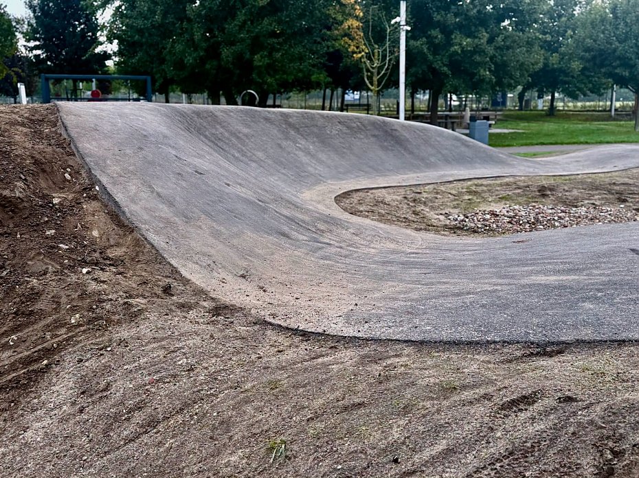 Nowy pumptrack w parku Magiczna pod ostrza�em krytyki