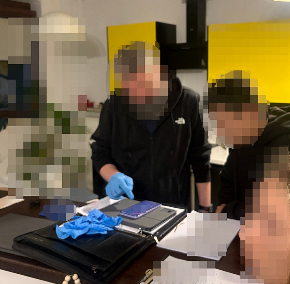 Niepokoj�ca aktywno�� 15-latka w Internecie. Policja zabezpieczy�a jego sprz�t