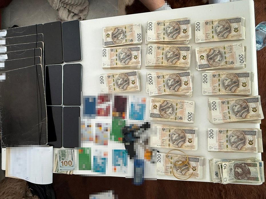 Oszustwa "na pracownika banku". Dwaj m�czy�ni wy�udzili blisko 55 tys. z�