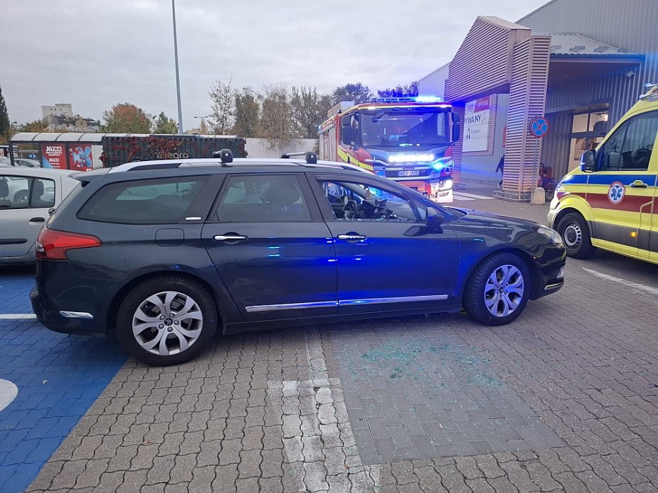 Kierowca Citroena dosta� ataku epilepsji. Policjanci i stra�acy wybili szyb�, by mu pom�c