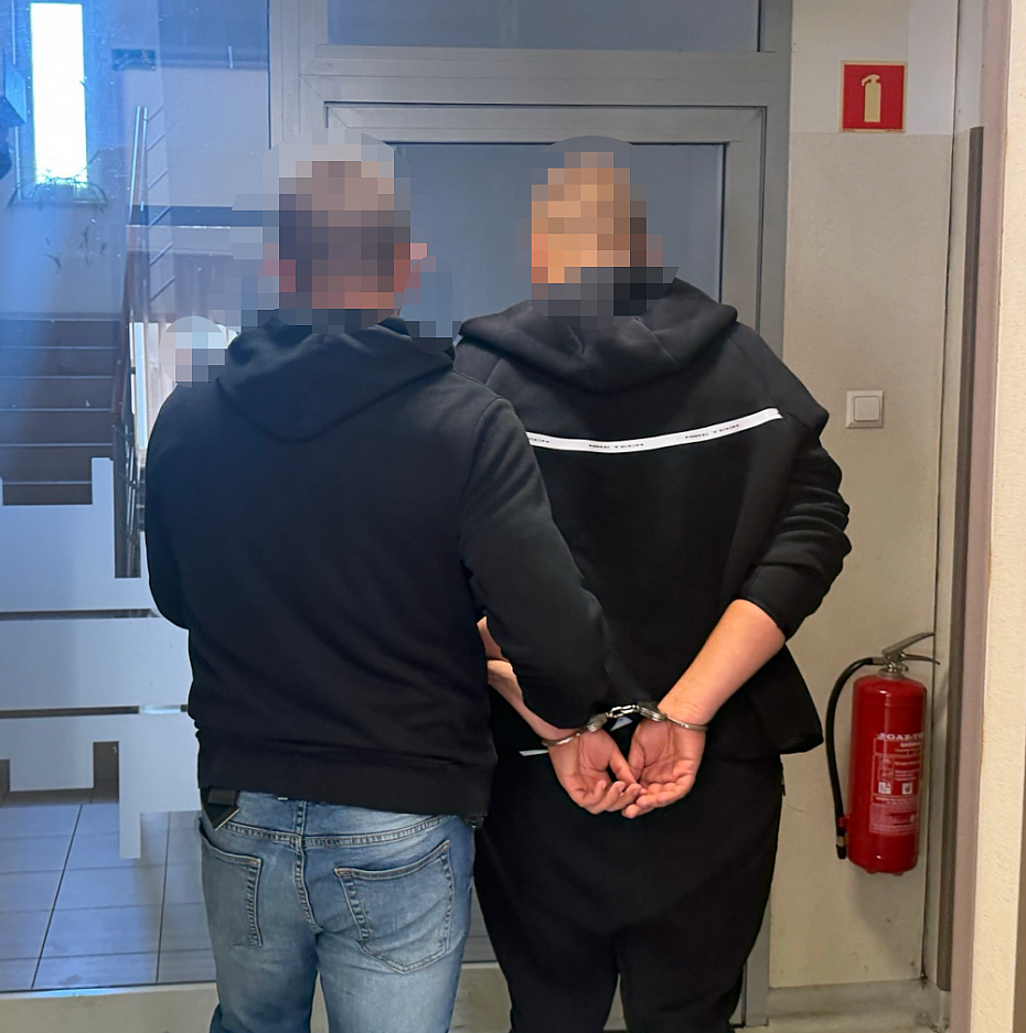 Policjanci zatrzymali dw�ch diler�w na Pradze-P�noc. Wpadli w rejonie pustostanu