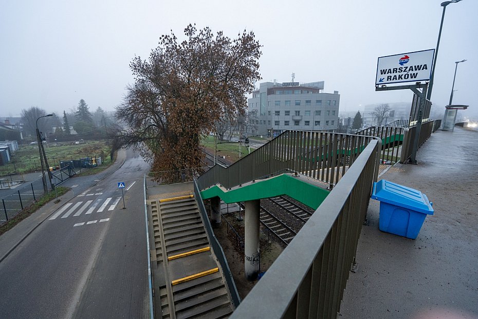 Warszawa Rak�w do przebudowy. B�d� nowe perony, windy i przej�cie przez tory