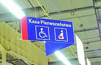 Won do kolejki!