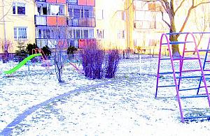 Wnerwił się i buduje plac zabaw