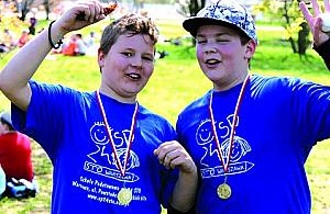 Z wypiekami na twarzach