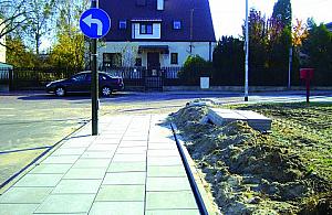 Zrywają kostkę i kładą płyty