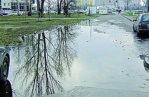 Urzędnicy się spierają, a woda stoi