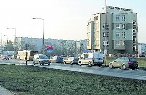 Dłuższe światła na skrzyżowaniu