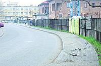 Zdewastowane chodniki tak�e przy ratuszu