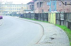 Zdewastowane chodniki także przy ratuszu