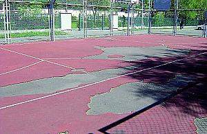 Zdewastowane boisko na Szadkowskiego