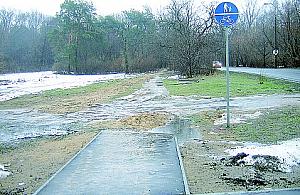 Dewastują ścieżkę rowerową