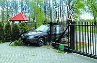 Między słupkiem a gazem