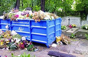 Dobrze, że nie na grobach