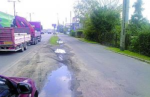 Dzieci wśród pędzących aut