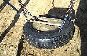 Sterczące śruby na placu zabaw