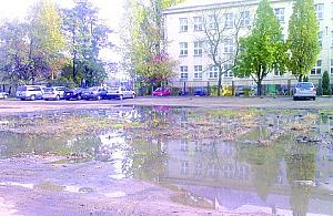 Jubileusz z błotem przed wejściem