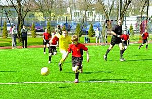 Piłkarze nabici w boisko