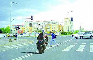 Wspaniali faceci na ryczących maszynach