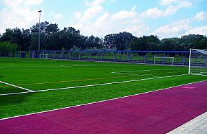 Piłkarzy nie wpuszczają, świecą całą noc