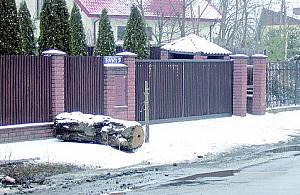 Tarasuje chodnik, bo to jego działka...?