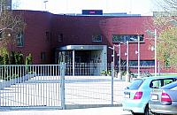 Ba�agan na parkingu przed liceum
