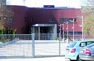 Bałagan na parkingu przed liceum