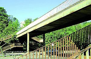 Pozostał rozpadający się wiadukt