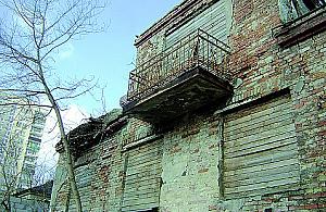 Rudera przy Godowskiej zagraża?