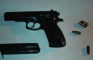 Broń ukrył pod drzewem