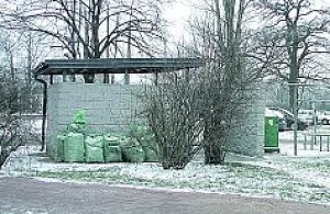 Pod śmietnikiem już nie sprzątają