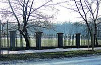 Zabytkowa trawa nie sprzyja dzieciom