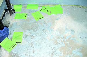 Kradną podłogi, traktują jak szalet