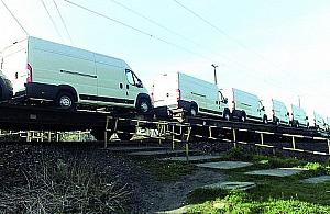 Dzieci przechodzą pod pociągami