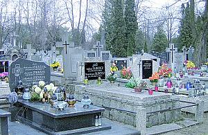 Kradną litery na cmentarzu