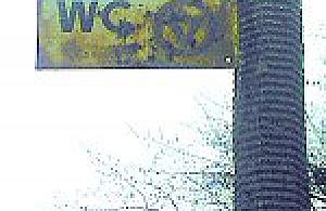 W parku Sowińskiego siusiaj pod płotem