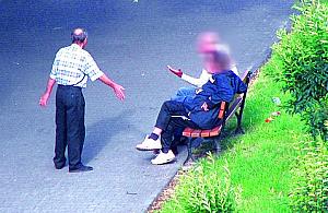 Piją i bezczeszczą