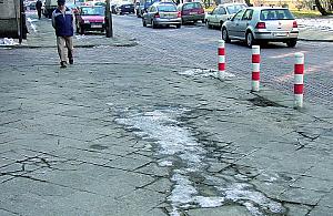 Tryskający błotem chodnik