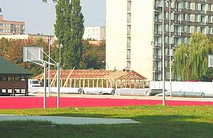 Boisko wielu piłek i bieżni